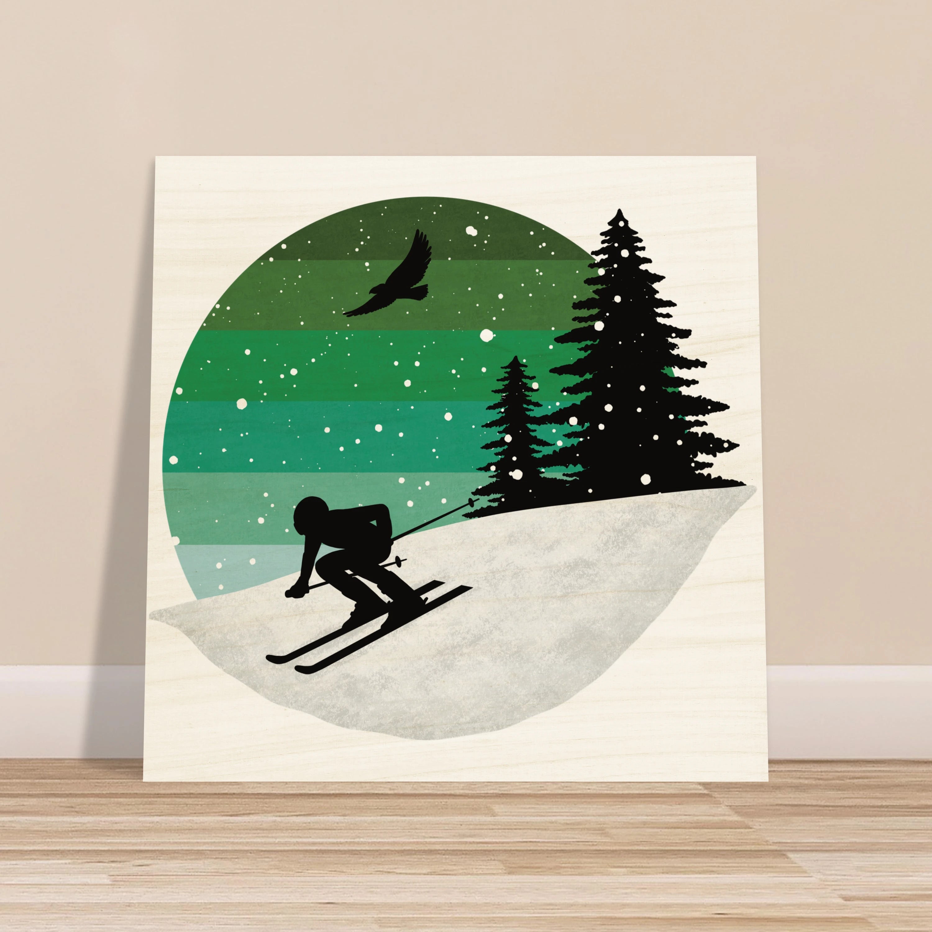Quadratischer Holzdruck mit illustrativem Motiv eines Skifahrers vor winterlicher Landschaft, Tannen und farbigem Himmel im Vintage-Stil.