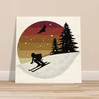 Quadratischer Holzdruck mit illustrativem Motiv eines Skifahrers vor winterlicher Landschaft, Tannen und farbigem Himmel im Vintage-Stil.