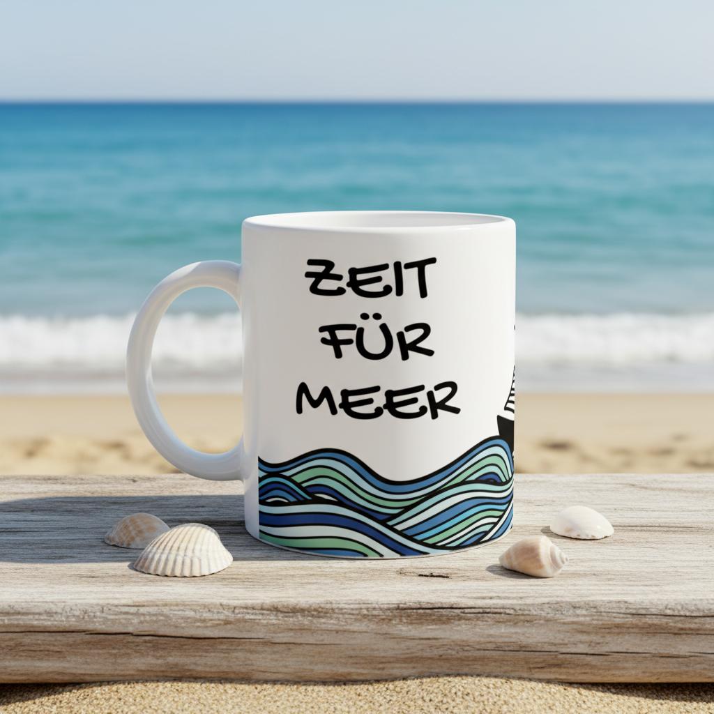 Weiße Keramiktasse mit maritimem Segelboot- und Wellenmotiv sowie dem Schriftzug „Zeit für Meer“ in Schwarz
