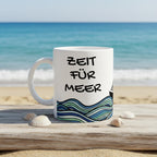 Weiße Keramiktasse mit maritimem Segelboot- und Wellenmotiv sowie dem Schriftzug „Zeit für Meer“ in Schwarz
