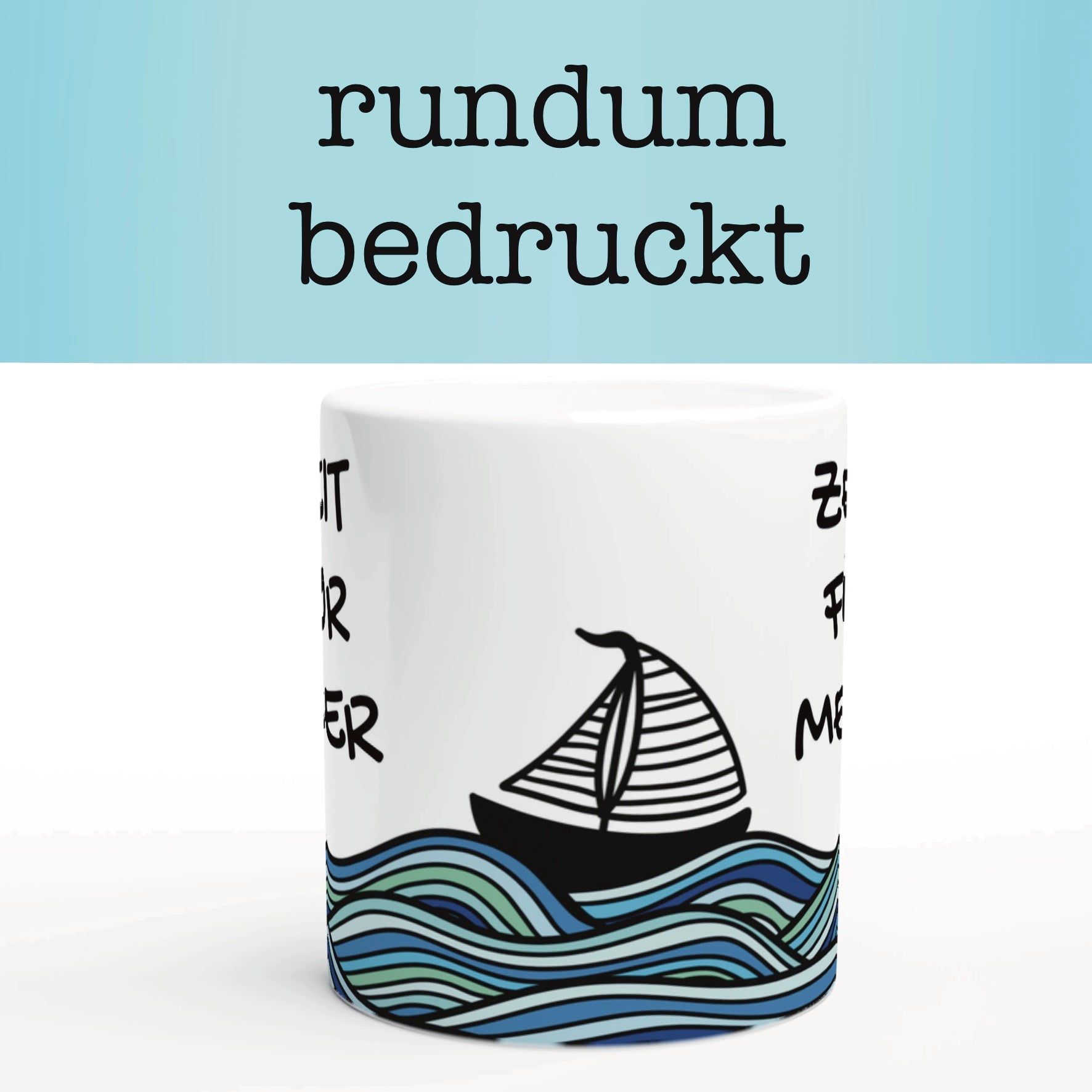 Weiße Keramiktasse mit maritimem Segelboot- und Wellenmotiv sowie dem Schriftzug „Zeit für Meer“ in Schwarz
