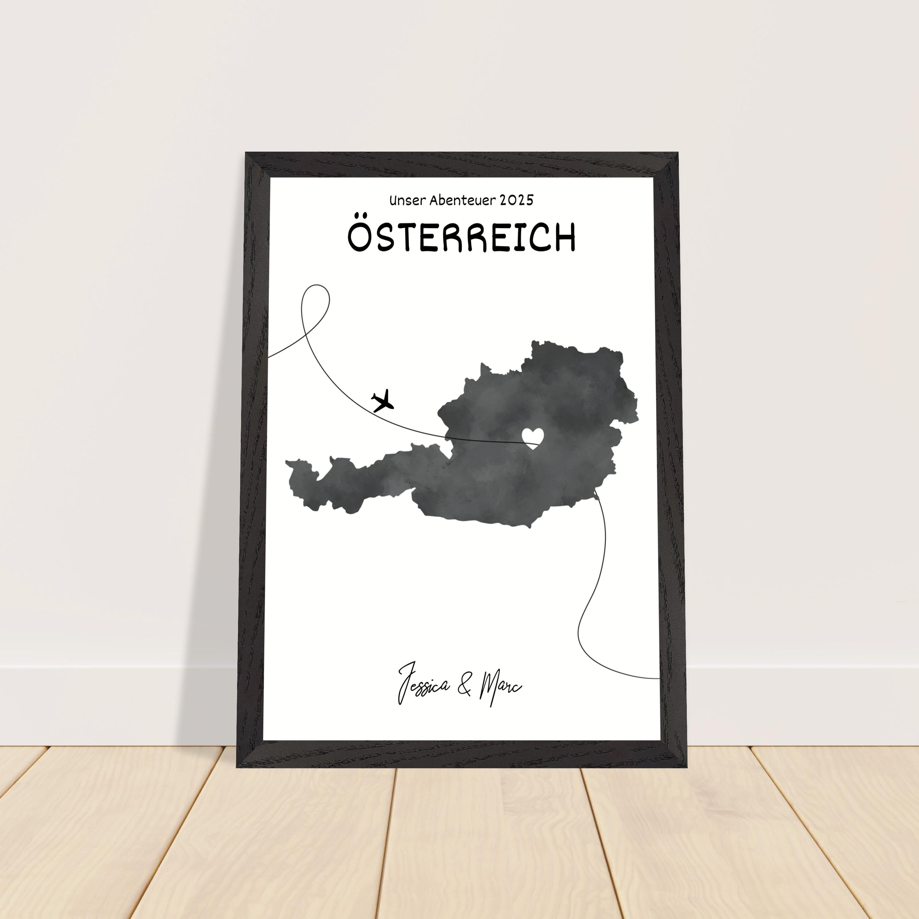 Personalisiertes Österreich-Poster in Holzrahmen – Landkarte mit Namen, nachhaltiger Druck auf mattem Papier